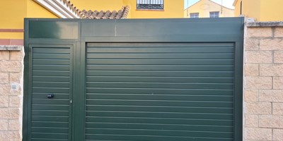 Puerta de garaje verde