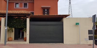 Puerta de garaje negra