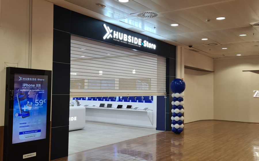 Persianas metálicas enrollables instaladas en un local comercial en Sevilla con sistema automatizado de seguridad